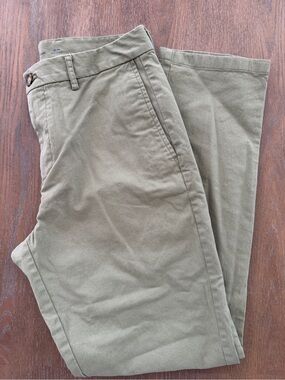 Old Navy Men's Chinos in Olive